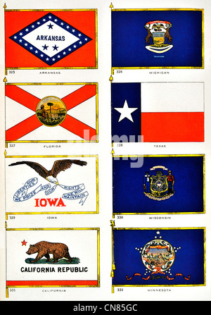 D'abord publié 1917 Drapeaux Drapeau Arkansas Standard Michigan Floride Texas Wisconsin Iowa Minnesota California Banque D'Images