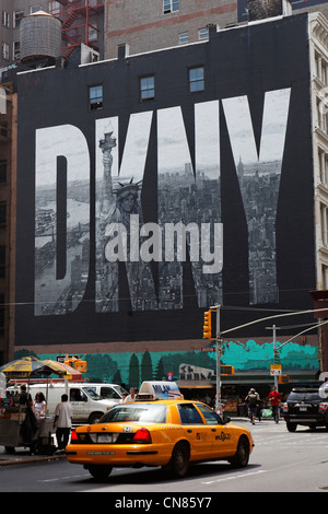 United States, New York, Manhattan, la publicité murale pour DKNY Banque D'Images