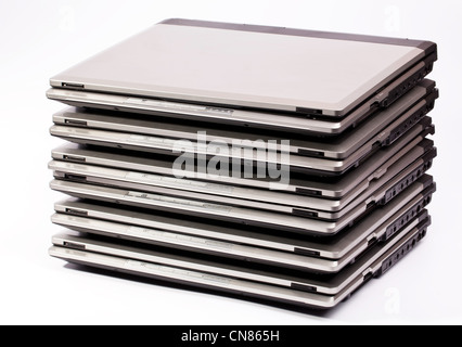 Pile de portables sur le fond blanc Banque D'Images