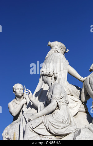Sculptures représentant 'Afrique' par William Theed, l'Albert Memorial, Les Jardins de Kensington, London, England, UK Banque D'Images