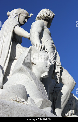 Sculptures représentant 'Afrique' par William Theed, l'Albert Memorial, Les Jardins de Kensington, London, England, UK Banque D'Images