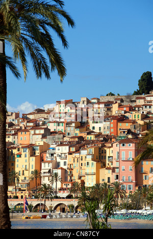 France, Alpes Maritimes, Menton, la plage, la vieille ville à l'arrière-plan Banque D'Images