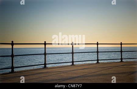 Garde-corps avec vue sur la mer à Ventnor sur l'île de Wight Banque D'Images