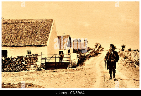 D'abord publié 1915 Cottage de chaume Comté de Galway Irlande country road Banque D'Images