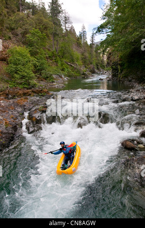 Un kayak gonflable kayak sur la rivière de l'Oregon Chetco. Banque D'Images