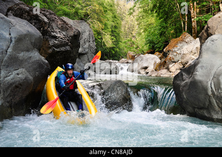 Un kayak gonflable kayak sur la rivière de l'Oregon Chetco. Banque D'Images