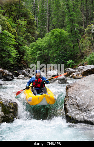 Un kayak gonflable kayak sur la rivière de l'Oregon Chetco. Banque D'Images