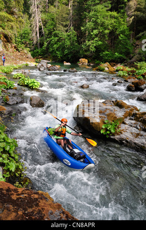 Un kayak gonflable kayak sur la rivière de l'Oregon Chetco. Banque D'Images