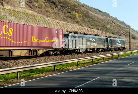 Train de fret près de Boppard dans la 'Vallée du Haut-Rhin moyen', Rheinland-pfalz, Allemagne. Banque D'Images