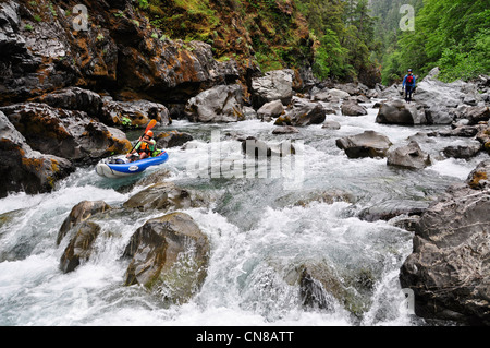 Un kayak gonflable kayak sur la rivière de l'Oregon Chetco. Banque D'Images