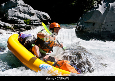 Un kayak gonflable kayak sur la rivière de l'Oregon Chetco. Banque D'Images