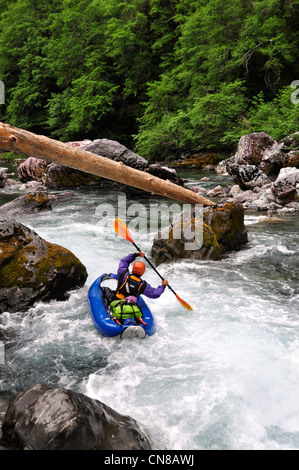 Un kayak gonflable kayak sur la rivière de l'Oregon Chetco. Banque D'Images