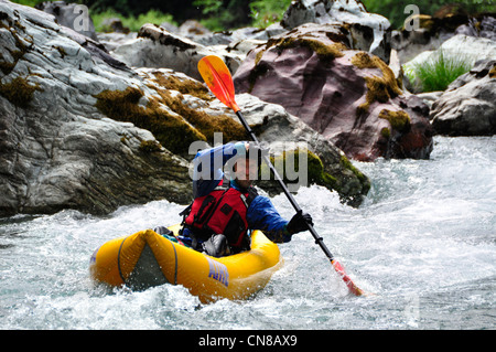 Un kayak gonflable kayak sur la rivière de l'Oregon Chetco. Banque D'Images