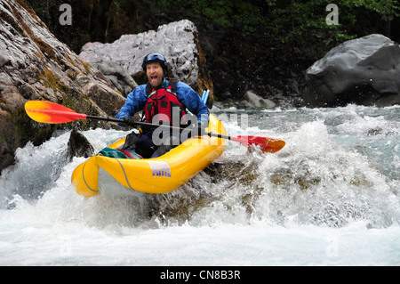 Un kayak gonflable kayak sur la rivière de l'Oregon Chetco. Banque D'Images