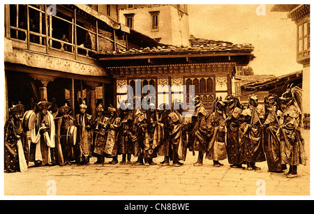 D'abord publié 1914 danseurs masqués trongsa Tongsa Jong Bhoutan Bouddhisme diable danse moines lamas Banque D'Images