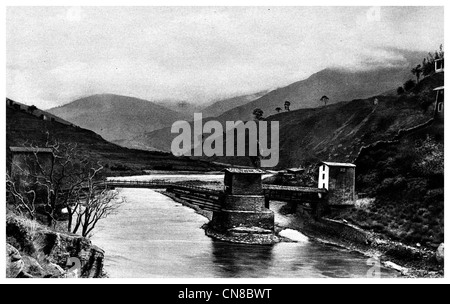 D'abord publié 1914 Angdu Pho Dong Bhoutan pont rivière stronghold Banque D'Images