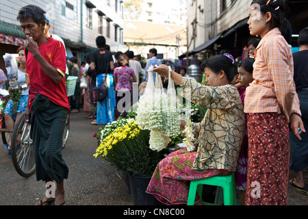 Les Birmans en un début de matinée street-marché dans le centre de Rangoon, Birmanie Banque D'Images
