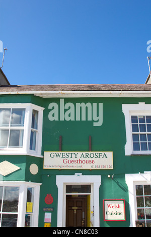 The peint Arosfa guest-house au port de la ville de Aberaeron Banque D'Images