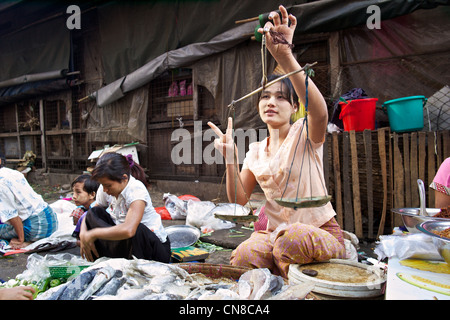 Une femme birmane vend du poisson frais dans un marché de rue dans les rues de Rangoon (Yangon), la Birmanie (Myanmar) Banque D'Images