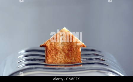 Morceau de pain grillé EN FORME DE GRILLE-PAIN MAISON DANS LE MARCHÉ IMMOBILIER DE NOUVEAU LES ACHETEURS D'ACHAT D'UNE MAISON PROPRIÉTÉ PREMIÈRE FOIS LES COÛTS DES MAISONS ETC UK Banque D'Images