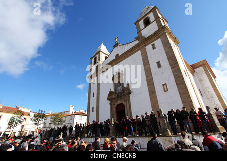 Les gens se rassemblent à l'église Santa Maria da Devesa pour voir les moutons étant solennellement béni, Castelo de Vide, Alentejo, Portugal. Banque D'Images