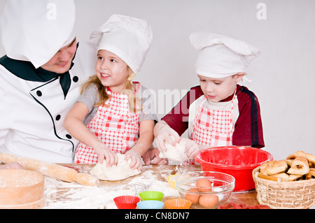 Chef apprend aux enfants à pétrir la pâte Banque D'Images