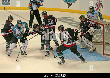 Cardiff Devils, en noir, en défendant devant leur filet de sécurité contre les géants Belfast Banque D'Images