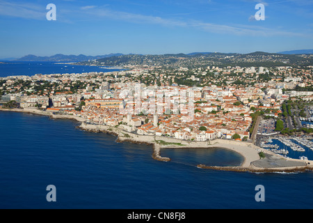 France, Alpes Maritimes, Antibes, la vieille ville et de la Cathédrale Notre Dame de la Plata dans l'avant-plan (vue aérienne) Banque D'Images
