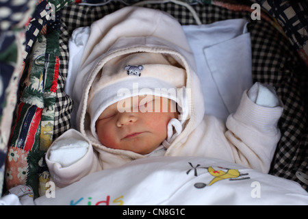 Bébé nouveau-né de dormir dans la poussette Banque D'Images