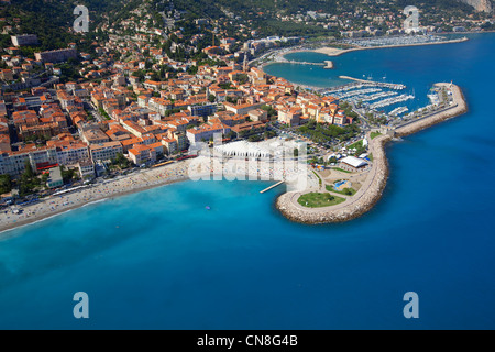 France, Alpes Maritimes, Baie du Soleil, Menton, la plage et le Vieux Port en arrière-plan (vue aérienne) Banque D'Images