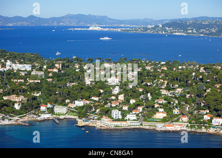 France, Alpes Maritimes, Antibes, Cap d'Antibes, Cannes dans l'arrière-plan (vue aérienne) Banque D'Images