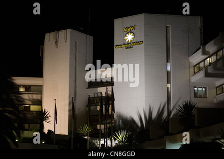 Lanzarote, Îles Canaries - Gran Melia Salinas Hotel, Costa Teguise, la nuit. Banque D'Images