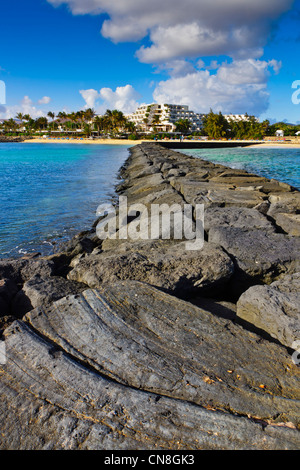 Lanzarote, Îles Canaries - Gran Melia Salinas Hotel, Costa Teguise. La pierre de lave du brise-lames de la mer. Banque D'Images