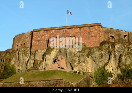 La France, Territoire de Belfort, Belfort, le lion du sculpteur Bartholdi en vertu de la Citadelle de Vauban Banque D'Images