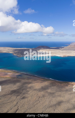 Lanzarote, Îles Canaries - Île de la Graciosa. Vue depuis le Mirador del Rio, avec le port de Caleta de Sebo sur l'île. Banque D'Images
