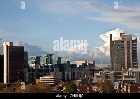 Vue vers St Georges quai à Vauxhall Banque D'Images