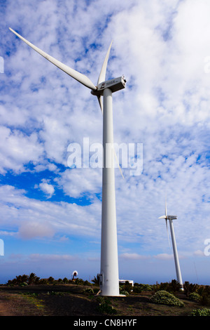 Eolicas de Lanzarote, SL. Ferme éolienne de production d'en haut de la crête nord-ouest de l'île entre Teguise et Haria. Banque D'Images