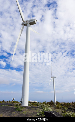 Eolicas de Lanzarote, SL. Ferme éolienne de production d'en haut de la crête nord-ouest de l'île entre Teguise et Haria. Banque D'Images