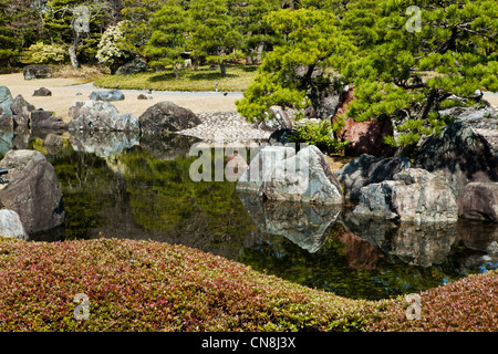 Seiryu-en Garden est la dernière partie de l'ensemble du château de Nijō. Il a été construit en 1965 dans la partie nord du complexe Banque D'Images