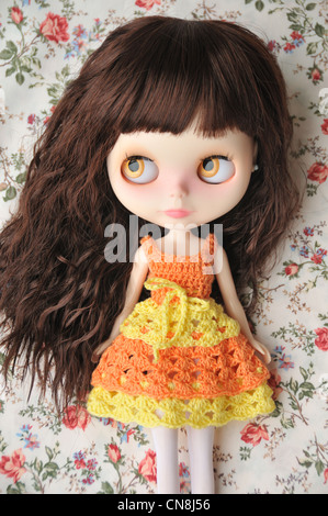 Custom made Blythe doll portant un crochet fait main orange jaune robe de poupée - poupée de base Rune de glace Neo Takara Banque D'Images