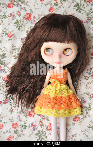 Custom made Blythe doll portant un crochet fait main orange jaune robe de poupée - poupée de base Rune de glace Neo Takara Banque D'Images