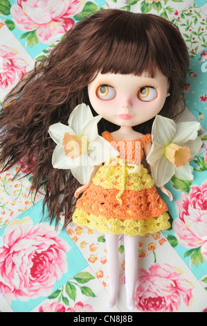 Custom made Blythe doll portant un crochet fait main orange jaune robe de poupée - poupée de base Rune de glace Neo Takara Banque D'Images