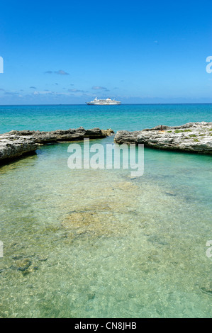 Les Bahamas, l'île de Grand Bahama, 8 Mile Rock, trou d'ébullition, lagon naturel qui se remplit à marée haute, d'un témoignage de la Banque D'Images