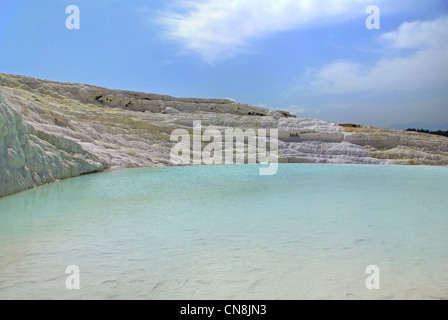 Avis de roches blanches et bassin à Pamukkale, Turquie hot springs Banque D'Images