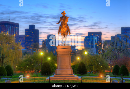 Statue équestre de George Washington au jardin public à Boston, Massachusetts. Banque D'Images