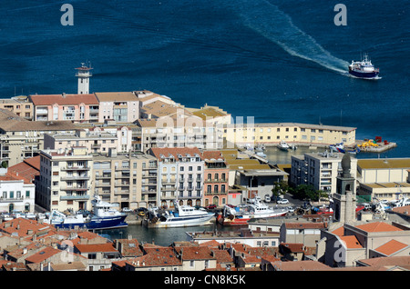 La France, l'Hérault, Sète, Canal Royal au milieu de la ville vue de la vue sur le Mont Saint-Clair avec un chalutier en Banque D'Images