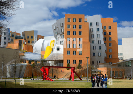 Étudiants en dessous du Stata center sur le campus de l'Institut de technologie de Massachusetts à Cambridge, Massachusetts. Banque D'Images