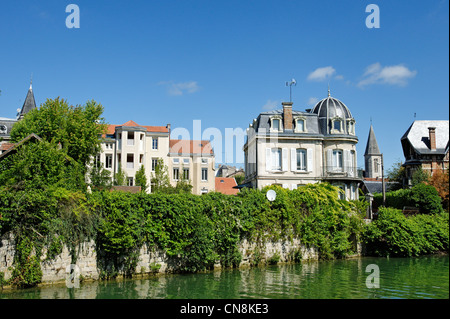 France, Meuse, Verdun, maison sur les rives de la Meuse vu depuis un bateau d'excursion Banque D'Images