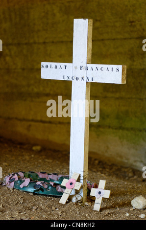 La France, la Meuse, Douaumont, Tranchee des Baionnettes (Tranchée des Baïonnettes), croix sur la tombe du soldat inconnu Banque D'Images