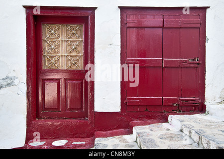 Maison ancienne dans l'île d'Hydra, Grèce avec portes et volets stores peint en rouge Banque D'Images